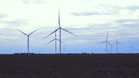 Bewölkter-Tag-Mit-Starkem-Wind-In-Einem-örtlichen-Windpark