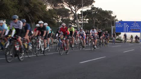 Ciclistas-Agrupados-Durante-El-Tour-En-Bicicleta-Por-Ciudad-Del-Cabo