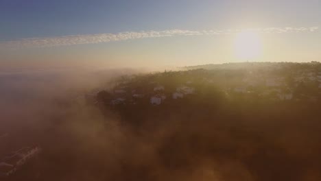 Niebla-Procedente-Del-Océano-Atlántico-Durante-La-Puesta-De-Sol-En-Luz,-Algarve,-Portugal