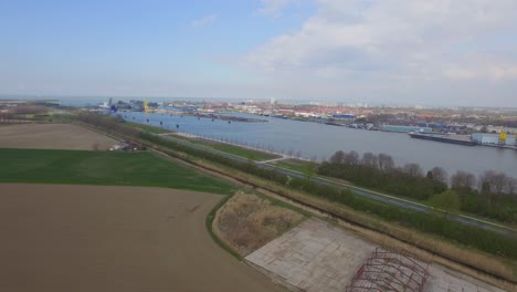 Frachtschiffe-Im-Hafen-Von-Terneuzen,-Niederlande,-Nach-Gent-In-Belgien