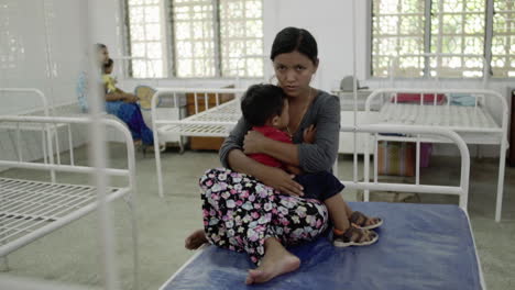 Madre-Birmana-Consolando-A-Su-Hijo-En-Un-Hospital