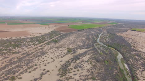 High-aerial-panning-shot-of-US-Mexico-border-near-Yuma,-AZ
