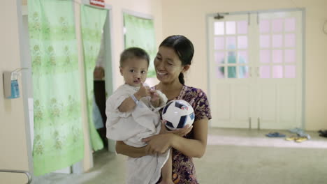 Burmesische-Mutter-Und-Kind-Schauen-In-Die-Kamera