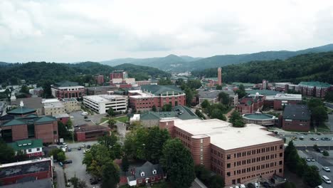 Luftaufnahme-Hoch-über-Dem-Campus-Der-Appalachian-State-University