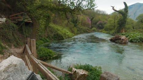 Wasserquelle,-Blaues-Wasser-Im-Blauen-Auge-Bei-Sarande-In-Albanien,-Filmische-Orte