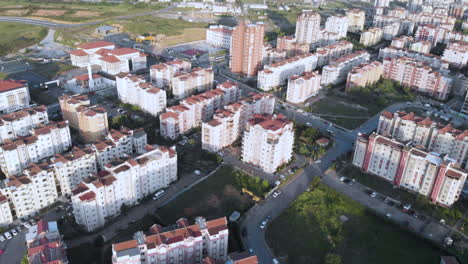 Edificios-Residenciales-Con-Diseño-Y-Color-Estándar-En-Un-Distrito-Residencial-Del-área-De-Estambul