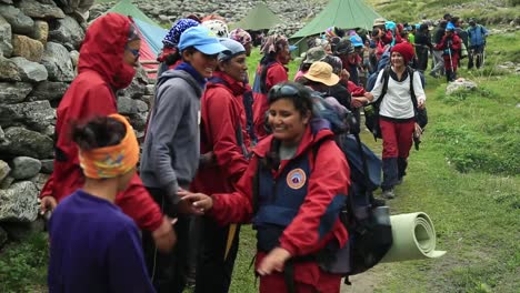 Himalaya-Bergsteiger-Grüßen-Einander-Mit-Den-Besten-Wünschen-–-„glückliche-Reise“,-Während-Sich-Die-Bergsteiger-Ihrem-Gipfelziel-Nähern
