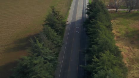 Luftaufnahmen-Von-Drohnen,-Die-über-Eine-Offene-Straße-In-Solvang,-Santa-Ynez-Gebiet,-Fliegen