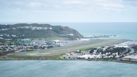 Ich-Blicke-Von-Einem-Hügel-Auf-Den-Flughafen-Wellington