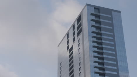 Clouds-pass-over-tall-building-in-Austin,-Texas