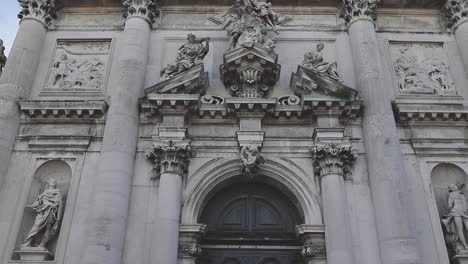 Geschnitzte-Steinstatuen-An-Der-Majestätischen-Fassade-Der-Kirche-San-Stae,-Venedig