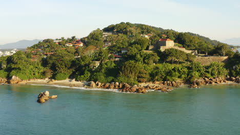 Hermosa-Costa-Rocosa-Brasileña-Al-Atardecer,-Jurere-Internacional,-Florianópolis,-Santa-Catarina,-Brasil