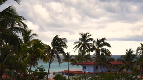 Stürmisches-Wetter-Am-Karibischen-Strand,-Blick-Auf-Das-Meer,-Den-Strand,-Den-Himmel-Und-Die-Palmen,-Die-Sich-Mit-Dem-Starken-Wind-Bewegen