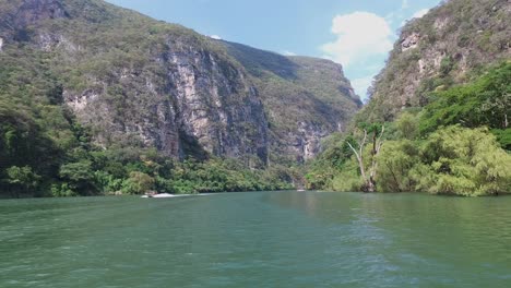 Barco-Navegando-En-El-Río-Grijalva-Pasando-Otro-Barco-Justo-Antes-De-La-Entrada-Al-Cañón-Del-Sumidero,-Chiapas,-México