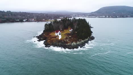 Zooming-aerial-shot-of-Curtis-island-lighthouse-Camden-Maine-USA