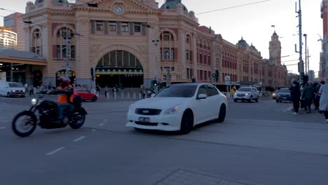Flender-Station-Tag-zu-Nacht-Zeitraffer-Mit-Verkehr-Und-Bewegung,-Juli-2019-Zeitraffer-An-Der-Flinder-Street-Station,-Melbourne