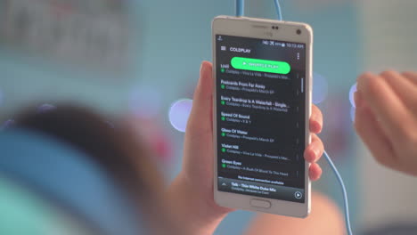 Scrollen-Durch-Spotify-In-Einem-Smartphone-4k