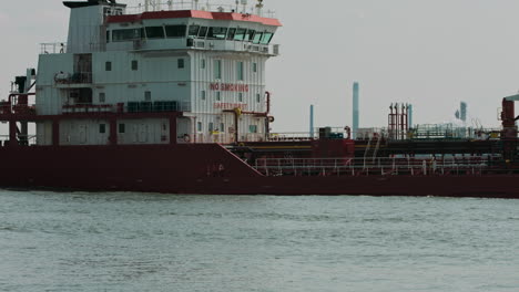 Nahaufnahme-Eines-Tankers,-Der-Den-Hafen-In-Rotterdam-Verlässt