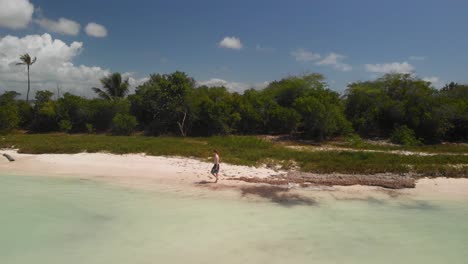 Hombre-Caminando-En-La-Playa-De-La-Isla-Saouna-En-La-República-Dominicana