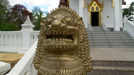Una-Estatua-De-León-De-Piedra-Se-Encuentra-Ante-El-Templo-Budista-Tailandés-Oculto