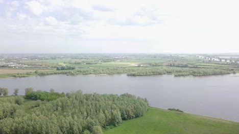 Drohnenaufnahmen-Vom-Hochfliegen-Am-Fluss-Und-Im-Großen-Wald-In-Den-Niederlanden