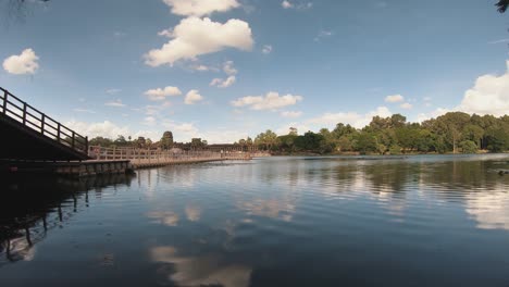Zeitraffer-Der-Provisorischen-Brücke-über-Den-Wassergraben-Nach-Angkor-Wat