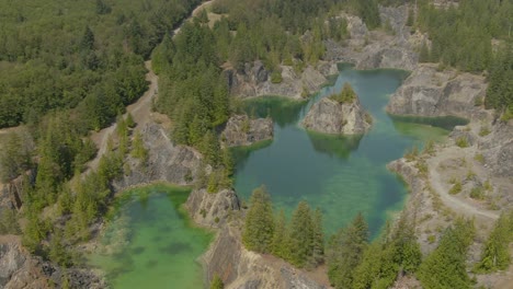 Schöne-Luftaufnahme-Der-Bunten-Seen-In-Der-Kanadischen-Natur-An-Einem-Sonnigen-Sommertag