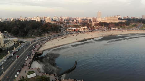 Sonnige-Luftaufnahme-Der-Eisbahn-Mit-Menschen-In-Montevideo,-Uruguay