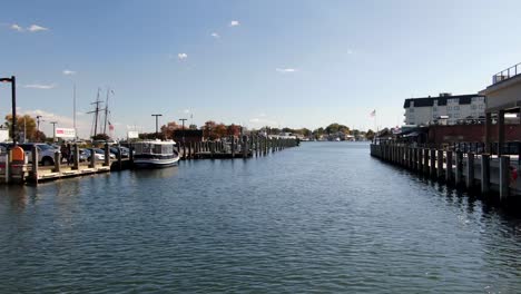 Sicht-Des-Bootskapitäns-Dolly-Shot-Beim-Verlassen-Des-Hafens-An-Einem-Windigen-Herbsttag,-Blaues-Wasser