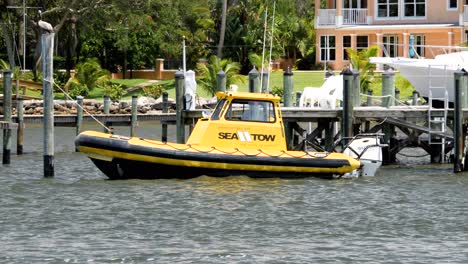 Seeschleppdienst-Zum-Dock-Mit-Florida-Haus-Im-Hintergrund