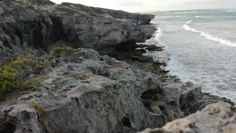 Zerklüftete-Felsen-Und-Felsige-Meeresklippen-Und-Wellen