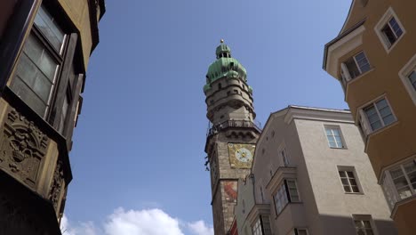 Stadtturm-In-Der-Altstadt-Von-Innsbruck-Mit-Menschen-Auf-Der-Spitze-Und-Blauem-Himmel