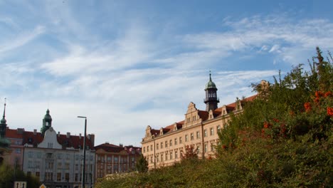 Vrsovice-Nachbarschaft-Herbstlicht-Prag-Mit-Vorbeifahrender-Straßenbahn