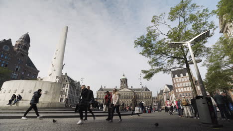 Tourists-on-the-Dam-Square-in-Amsterdam,-Netherlands