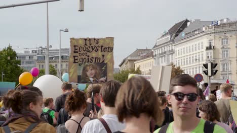 Pov-Caminando-En-Multitud-En-La-Calle-Vienna-Durante-Los-Viernes-Para-Futuras-Protestas-Contra-El-Cambio-Climático