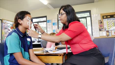 Auckland-New-Zealand-Opticians-checking-the-eye-sight-of-school-children-in-primary-school