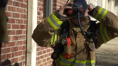 Feuerwehrmann-Setzt-Eine-Sauerstoffmaske-Auf,-Damit-Er-Atmen-Kann,-Wenn-Er-Mit-Rauch-In-Ein-Brennendes-Gebäude-Geht