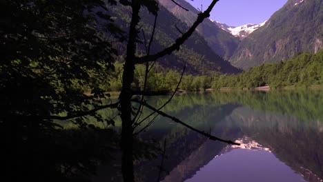 Ein-Wunderschöner-See-Mit-Der-Spiegelung-Der-Berge-Im-Wasser