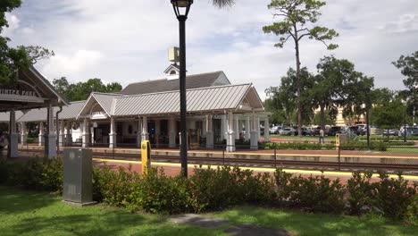 Panoramic-view-of-the-train-station-at-Winter-Park,-Florida-