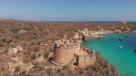 Fort-Beekenburg-was-built-in-1703-and-lies-on-the-rocky-outcrop-next-to-Caracas-Bay,-Curacao