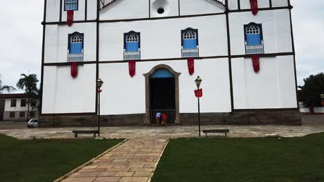 A-famous-historic-church-building-in-Pirenopolis,-Brazil