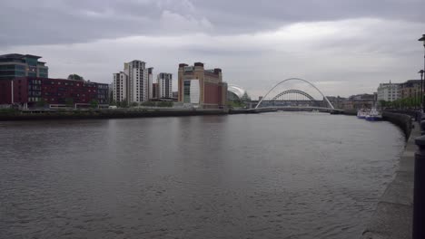 Ruhige,-Weite-Aussicht-Auf-Den-Historischen-Kai-Von-Newcastle-Upon-Tyne-Mit-Seinen-Modernen-Gebäuden-Und-Brücken