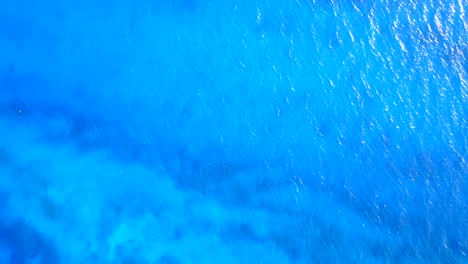 Insel-Samal,-Philippinen-–-Strahlend-Blaues-Meer-Mit-Sonnenlichtreflexion-Im-Wasser-Im-Sommer-–-Luftaufnahme