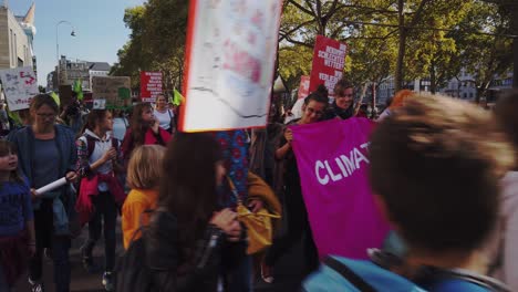 Schulkinder-Marschieren,-Inspiriert-Von-Greta-Thunberg-Und-Ihren-„Fridays-For-Future“-Bewegungen,-Durch-Köln-Und-Fordern-Ein-Ende-Der-Nutzung-Fossiler-Brennstoffe