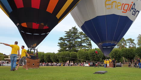 Vorbereitung-Auf-Den-Heißluftballonflug-Beim-Italienischen-Festival