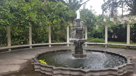 Una-Hermosa-Fuente-Ubicada-En-El-Centro-De-Un-Jardín-Botánico