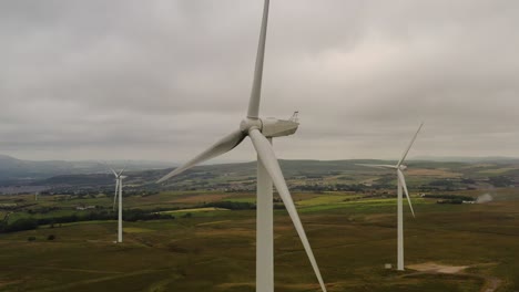 Luftaufnahmen-über-Einen-Windpark-Auf-Moorland