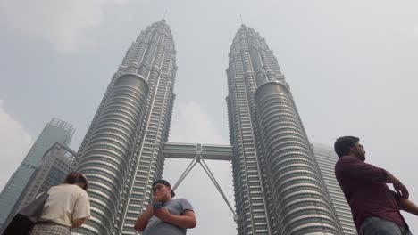 Touristen-Fotografieren-An-Den-Berühmten-Petronas-Zwillingstürmen-Inmitten-Des-Dichten-Dunstes,-Der-Durch-Indonesische-Waldbrände-Verursacht-Wurde