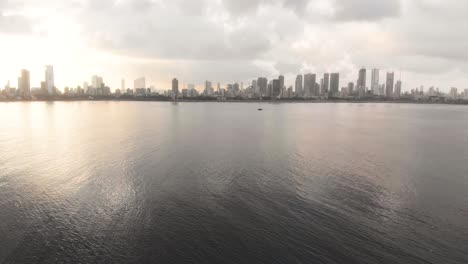 Stabile-Drohnenaufnahme-Des-Sonnenaufgangs-über-Der-Skyline-Von-Mumbai-Worli