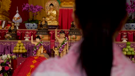 Monjes-Rezando-Frente-A-La-Estatua-De-Buda-En-El-Festival-De-Cumpleaños-De-Buda-Gente-Y-Monjes-Rezando-Budismo-Religión